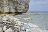 Erosion d'une falaise de craie par les vagues - encoche d'érosion à marée haute
